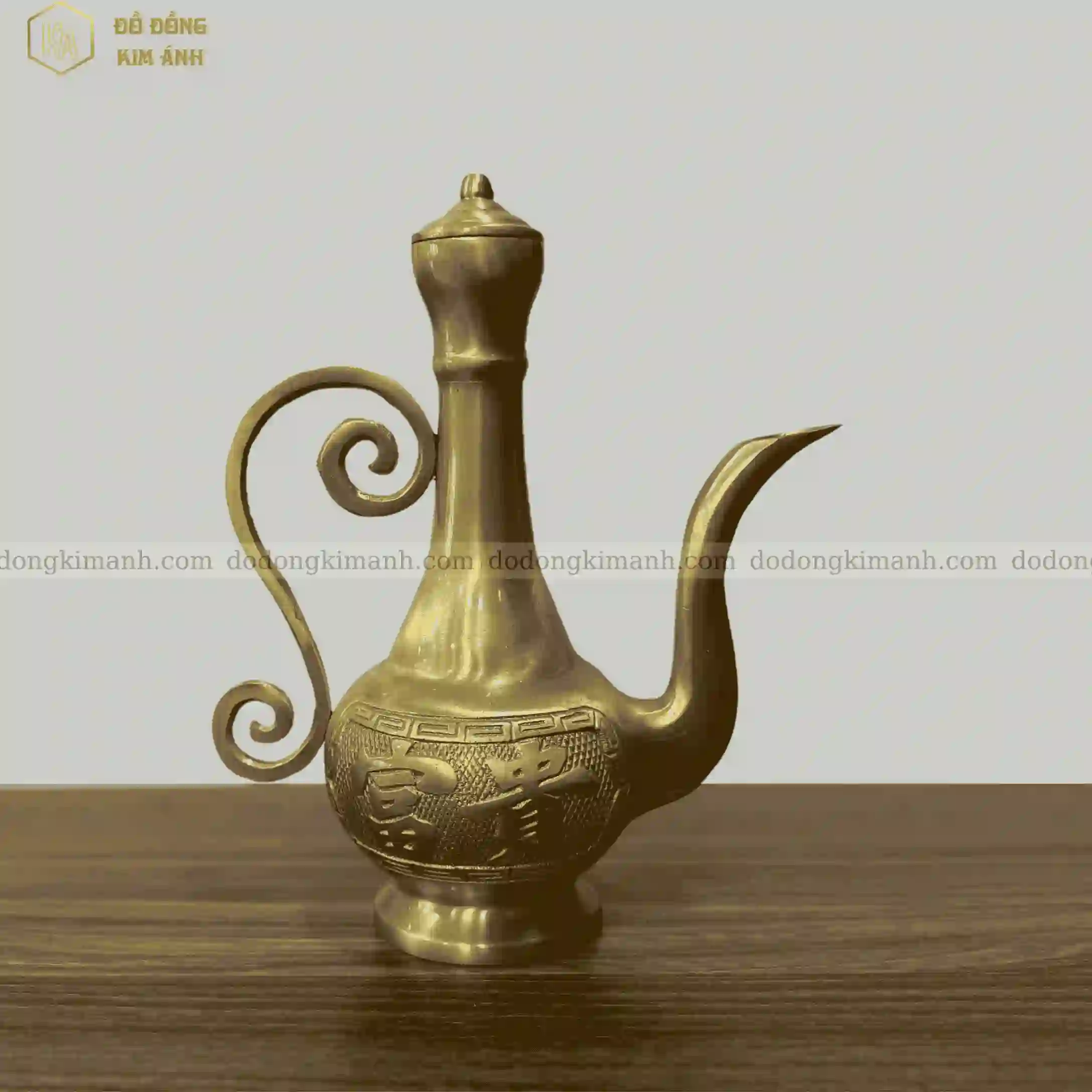 Ấm thờ bằng đồng chất liệu đồng cattut